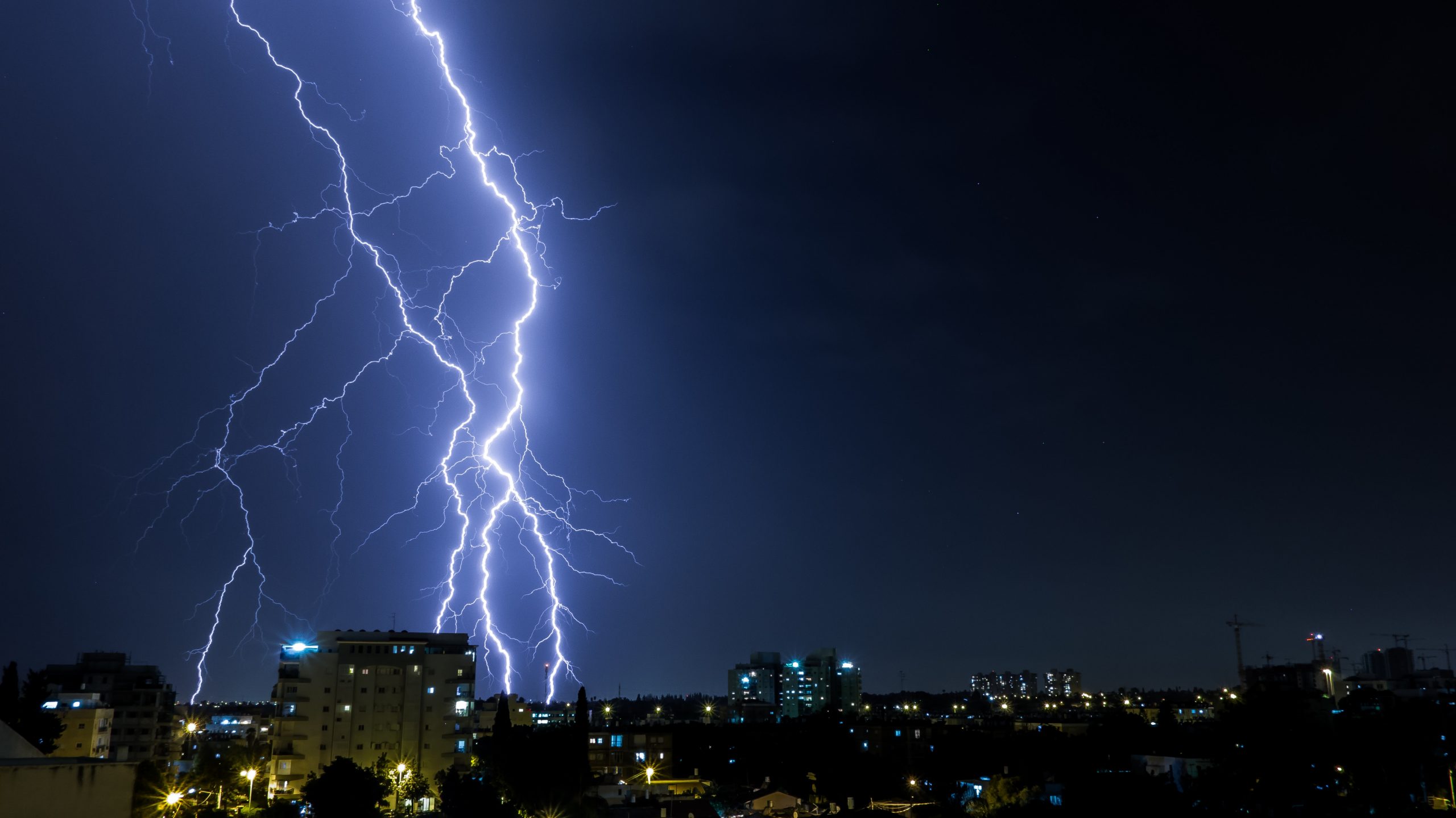 Leia mais sobre o artigo Como proteger seus aparelhos eletrônicos de raios e descargas elétricas?