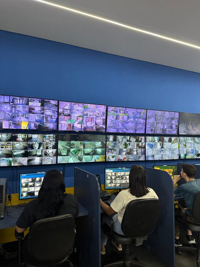 Leia mais sobre o artigo Como a Portaria Virtual Reduz Custos Operacionais em Condomínios