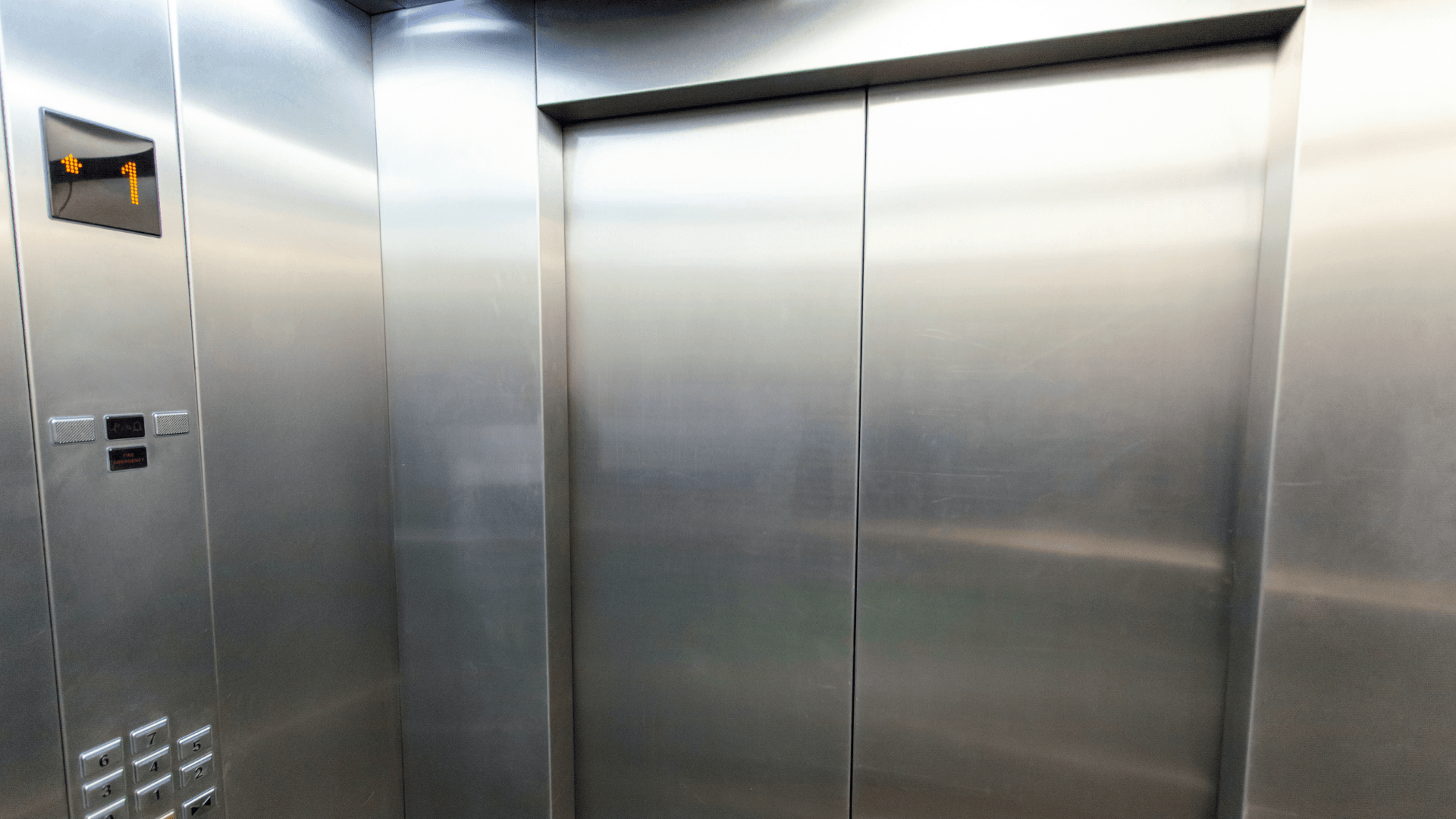 Controle de acesso em elevadores: por que é essencial para segurança condominial