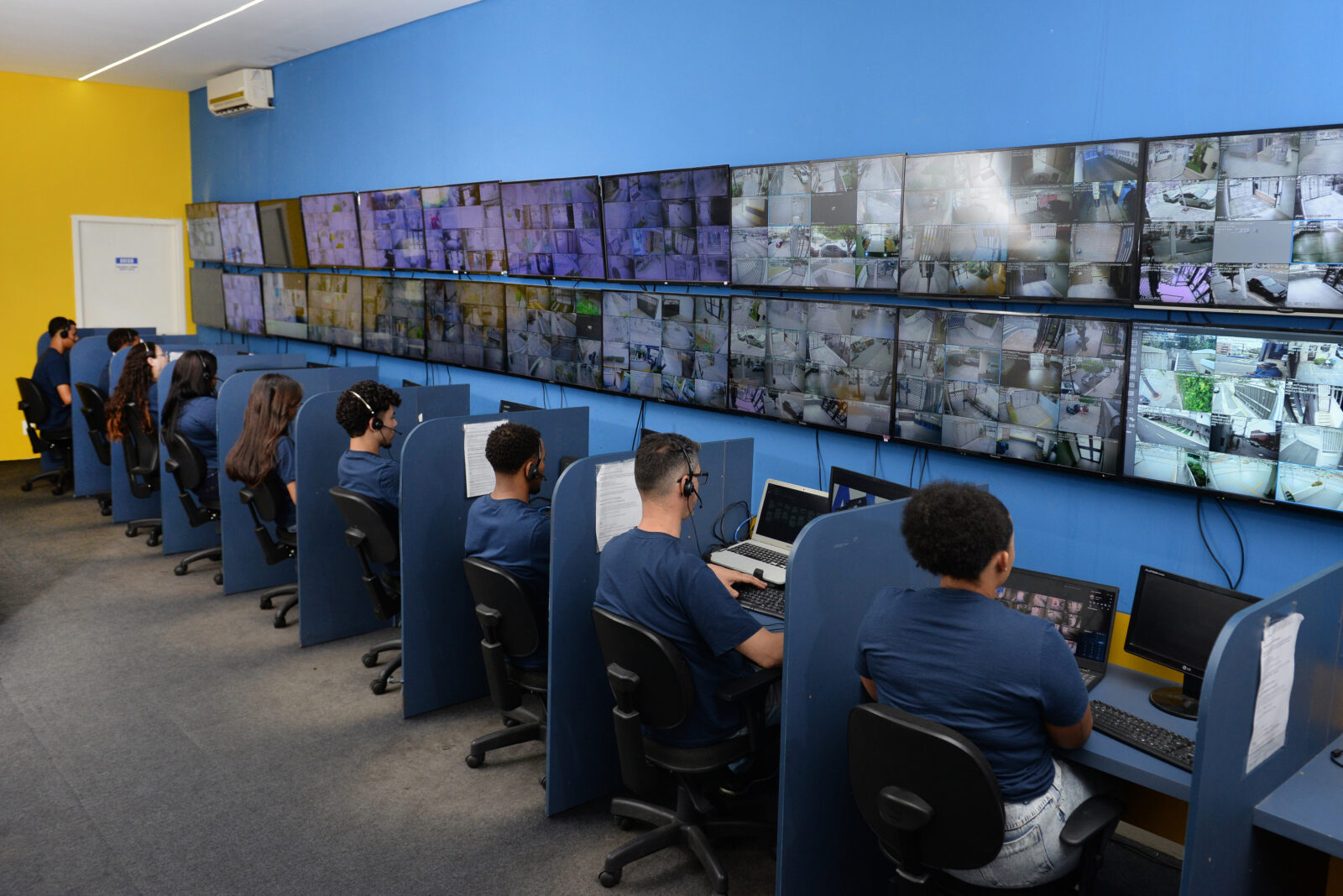 Central de monitoramento operando 24 horas